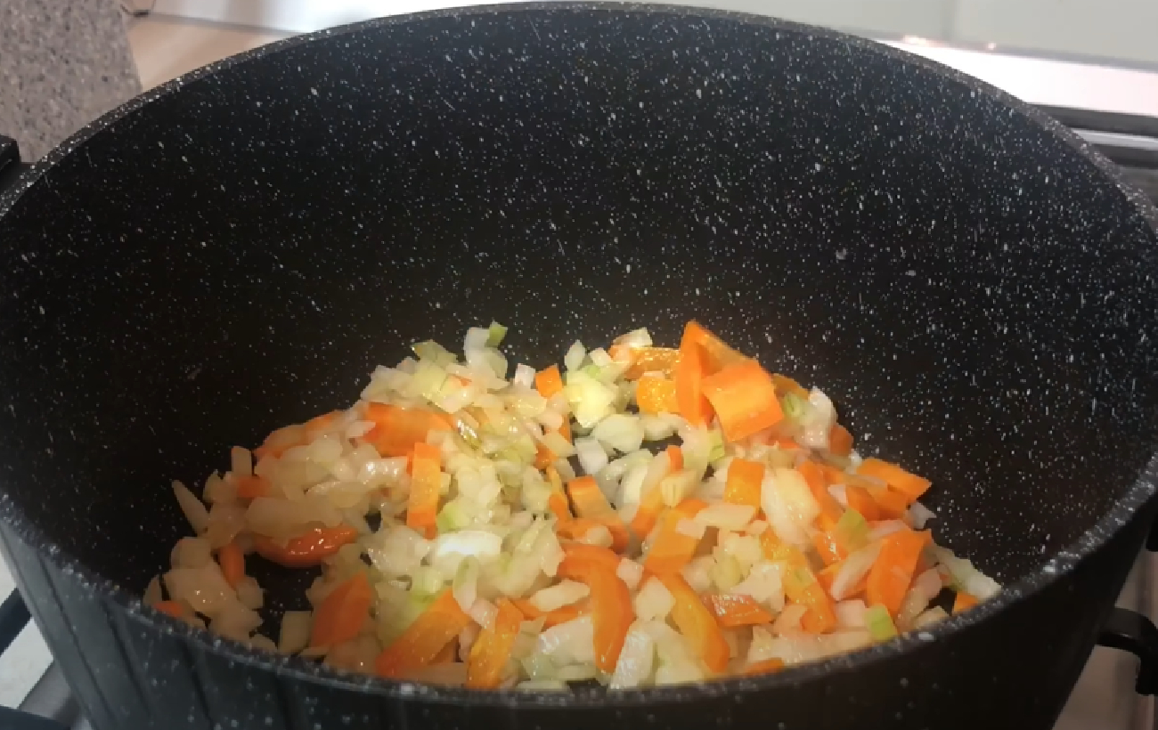 Вершковий суп з червоною рибою: рецепт першої страви, від якої важко відірватися